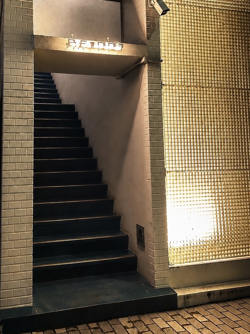 Slow Bloom入口の階段。建物1階から2階へ上がった先にあります